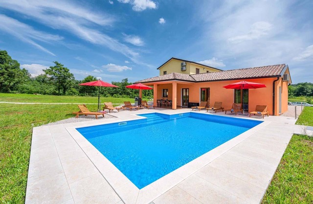 Casa vacacional con pisicna en zona tranquila