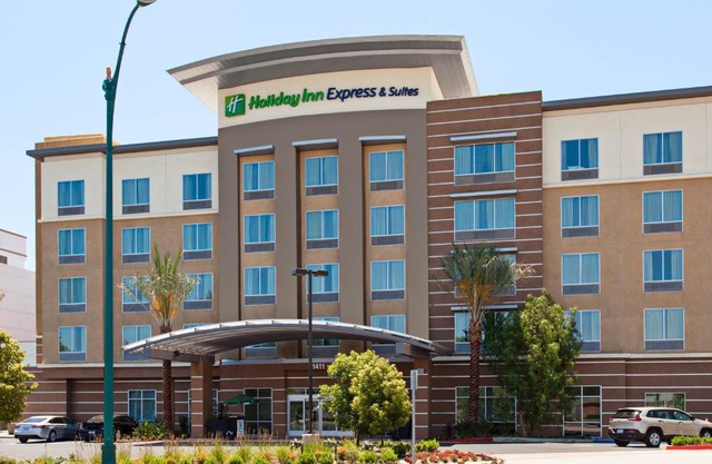 Holiday Inn Express & Suites Anaheim Resort Area by IHG