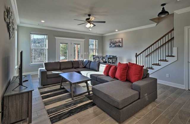 ‘Holiday Island’ Beaver Lake Escape w/ Views!