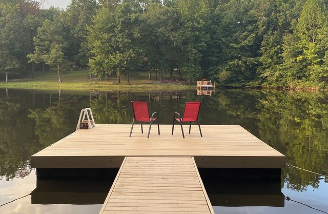 Tranquilo, apto para familias y mascotas Retro Lake Cottage Camp w / barco, barbacoa de gas y muelle