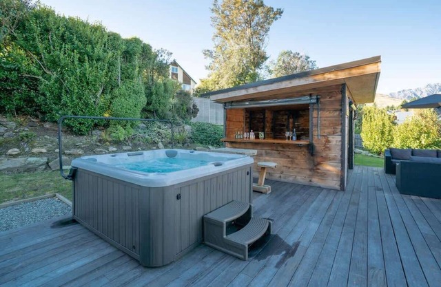 Holly Court Haven | Spa Pool