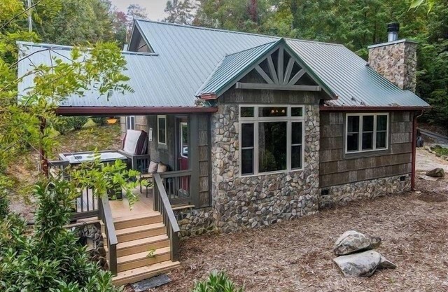 Holly's Hideaway Hot tub 2 King Beds Mountain View Convenient Location