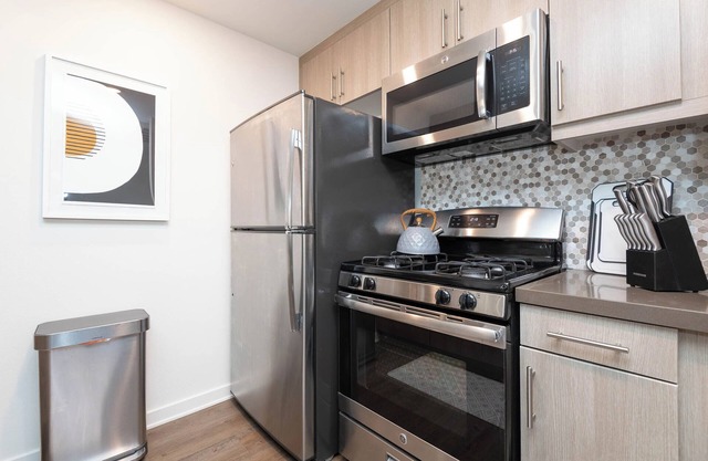 Hollywood Apartment Near Walk of Fame