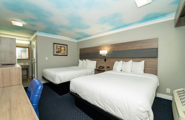 Hollywood Palms Inns & Suites