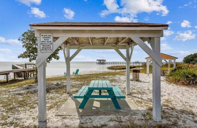 Home cls 2 Nvarre Beach w/ handicap assisted bthrm