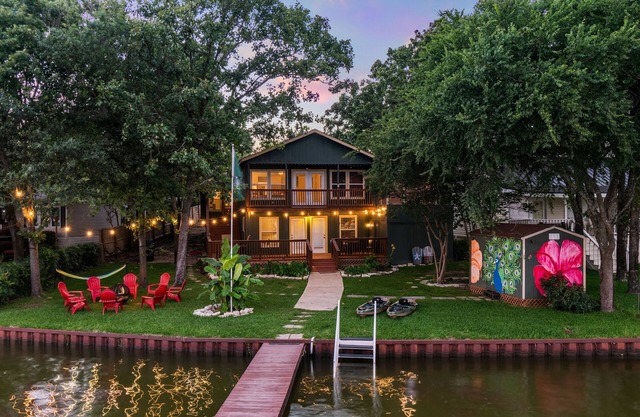 Home ON the lake w/ dock, gameroom/ firepit. 2 FULL bath, 2 KING beds