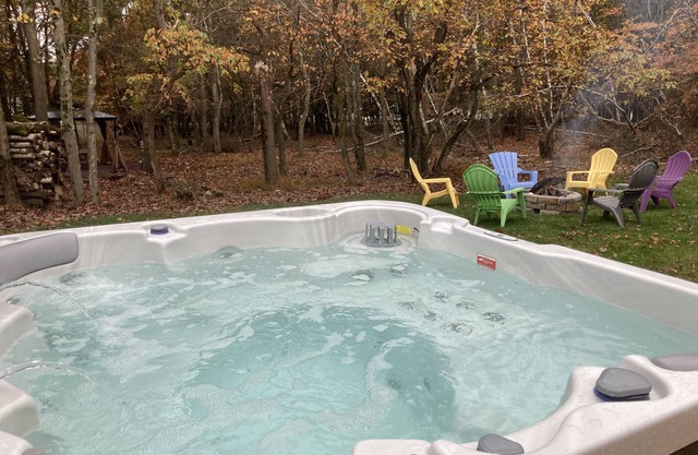 Home w/game room hot tub 65" TV Hulu Netflix AC