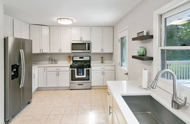 Home W/ Large Deck, Libertyville - Near Naval Base