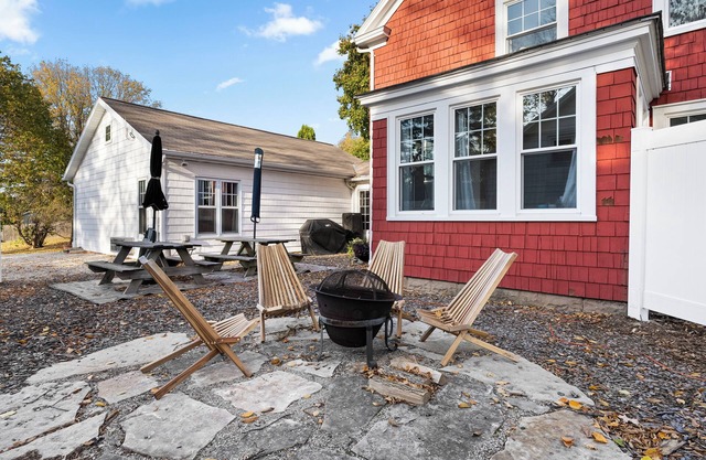 Home walking distance to all Downtown Sturgeon Bay! Across from Coffee House!