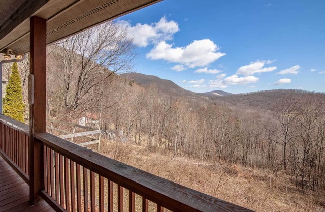 3BR / 2BA Cozy Mountain Cabin con vistas, jacuzzi, privado, cerca de Boone y West Jefferson.
