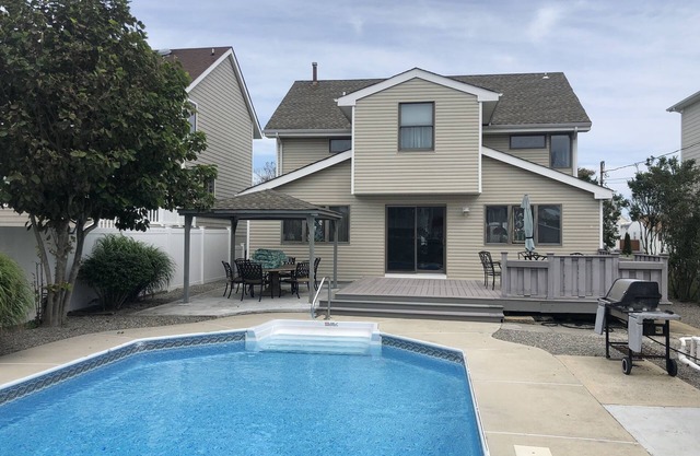 Casa con * PISCINA EN EL SUELO * perfecta para familias numerosas a 7 minutos del paseo marítimo