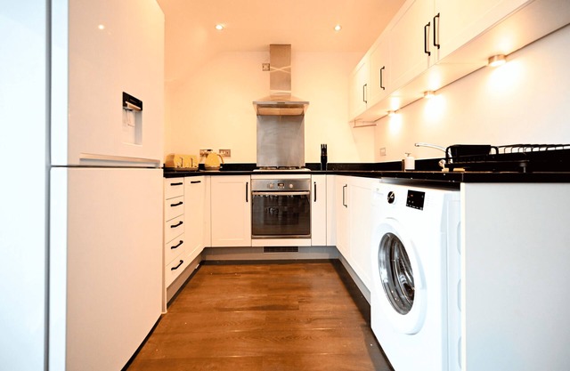 Homely, Spacious Flat w/ Balcony & Fast Wi-Fi