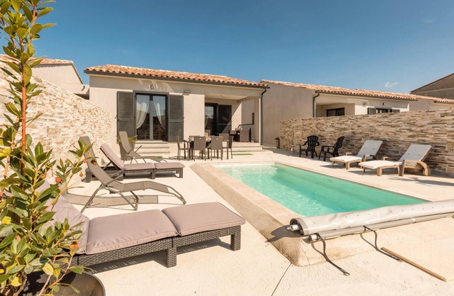 Homerez - ¡A 100 m de la playa! Bonita villa para 4 pers. con piscina en Palasca