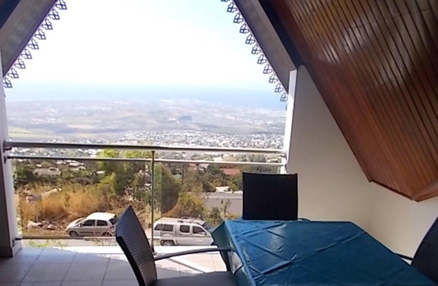 Homerez - Apartamento a 12 km de la playa para 4 pers. con terraza en Saint-Paul