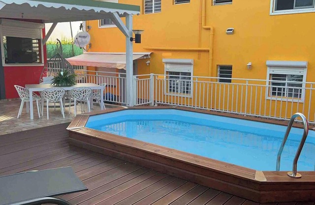Homerez - Apt Les Abymes, piscina privada.
