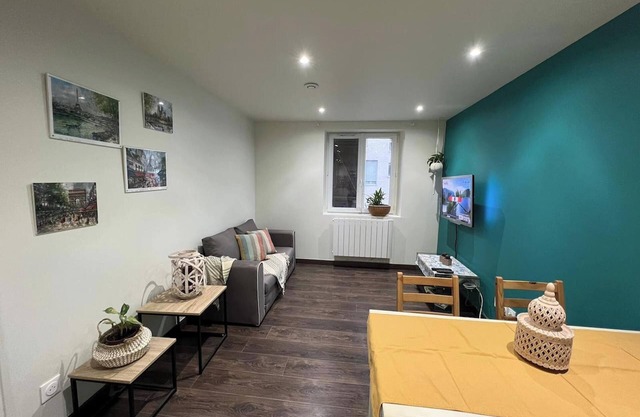 Homerez - Encantador apartamento en Stains con balcón