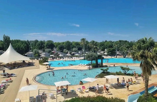Homerez - Encantador bungalow cerca de Vias con piscina compartida