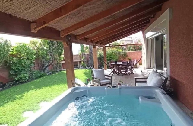 Homerez - Casa Encantadora en Gigean con Terraza y Jardín Cercado