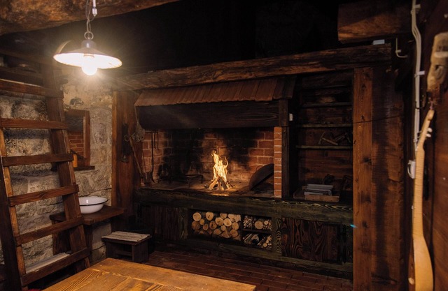 Homerez - Acogedor Chalet en Gospić con Jacuzzi y Vista a la Montaña