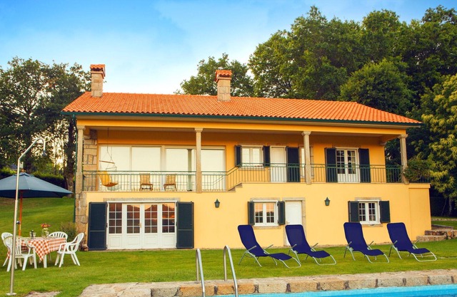 Homerez - Casa para 12 pers. con piscina, jardín y terraza en Paredes de Coura