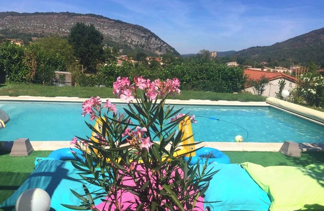 Homerez - Villa refinada en Foix con piscina privada y jacuzzi