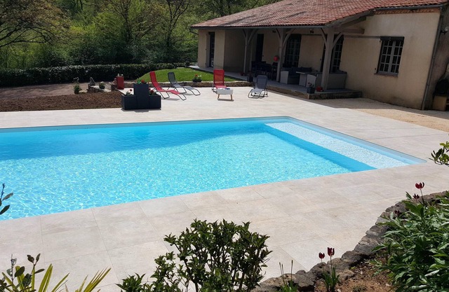 Homerez - Espaciosa villa para 6 pers. con piscina, jardín y terraza en Fumel