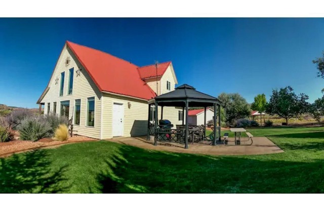 Homestead Hideaway- Spacious Home Central to Zion, Grand Canyon, Bryce & More!