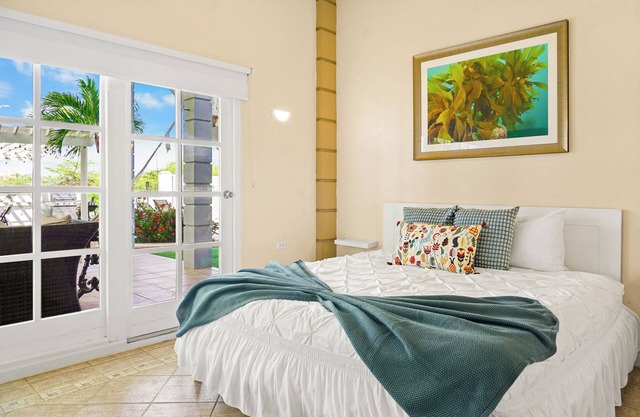 Homey 2-bdrm Apartment with Pool and Garden, 5 min to Eagle Beach and Palm Beach