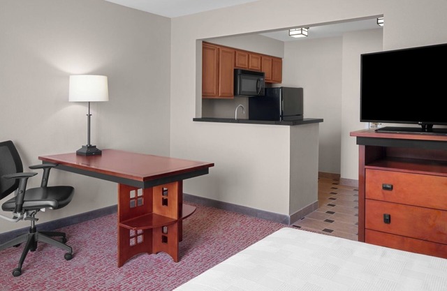 Homey Extended Stay! Full Kitchen, Free Parking, Free Airport Shuttle!