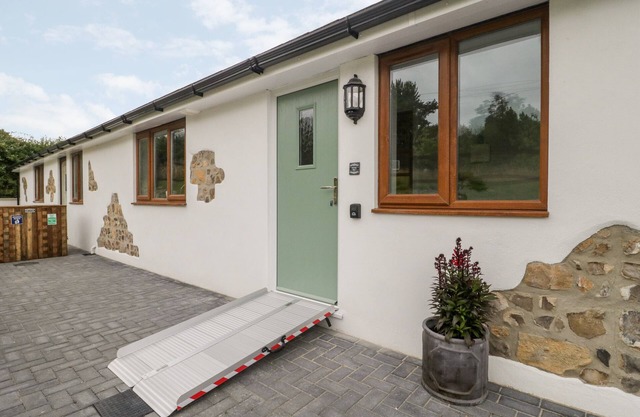 HONEY BEE RETREAT, pet friendly, with a garden in Tytherleigh