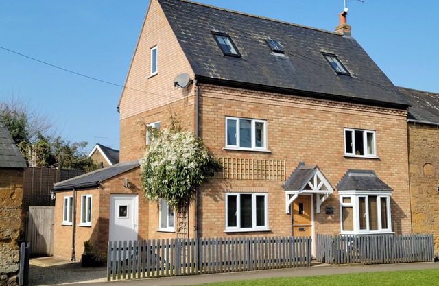 HONEYSUCKLE COTTAGE (MIDDLE TYSOE), pet friendly in Tysoe