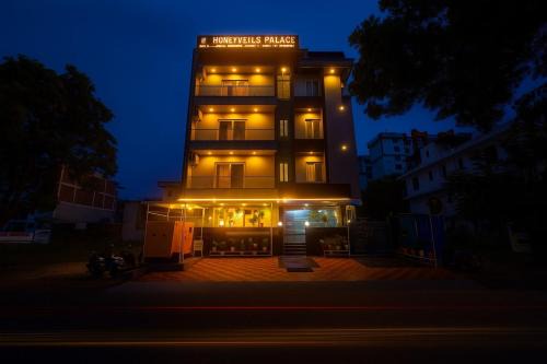 Honeyveils Palace Hotel - Behind Indian Expo Mart