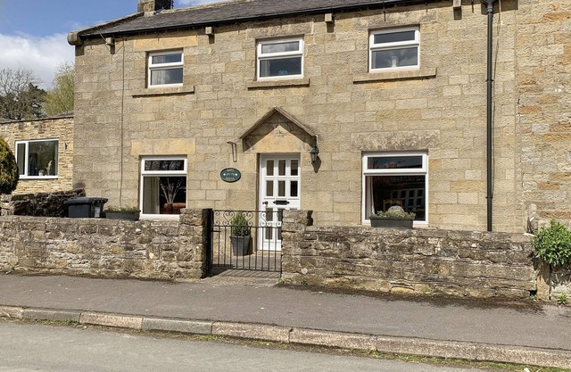 HOPE HOUSE, pet friendly, with open fire in Kirkby Malzeard