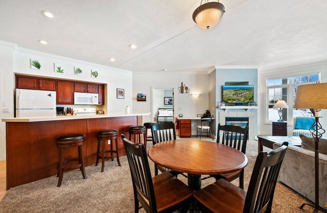 Horseshoe Bay Club Cottage #1-Inclusive Golf Course and Club Access!