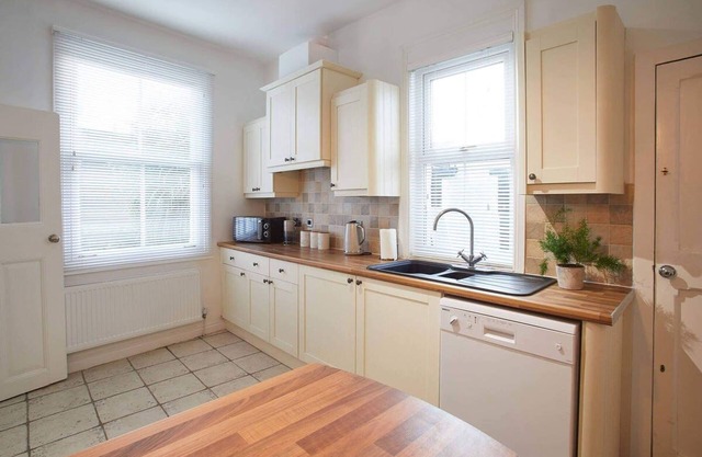 Host Stay Windsor Cottage