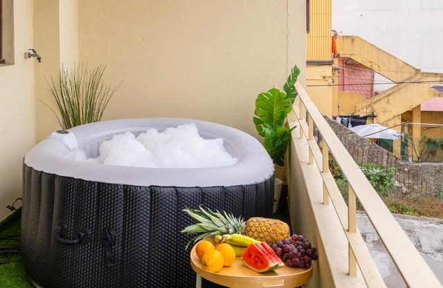 Host Wise - Trendy Bright Flats with Jacuzzi - 5 min Beach