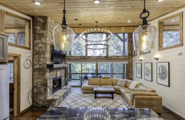 Hot Tub, 3 Fireplaces, Firepit, Riverside Firepit