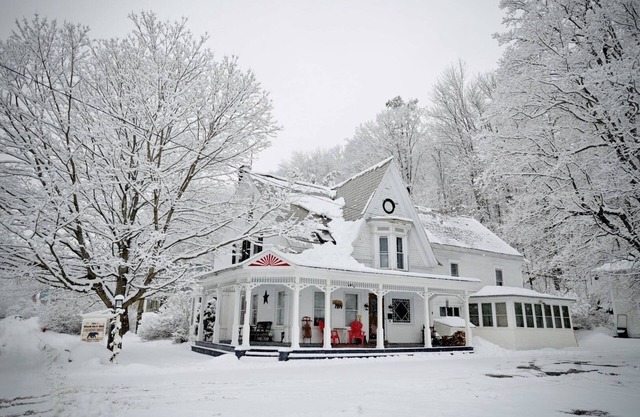 Hot Tub - 7 bedrooms - 5 minutes from Okemo Ski - enchanting 200 year old VT inn