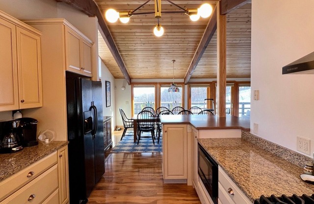 Hot Tub & 9 Min to Killington's Skyeship Gondola, 20 Min to Okemo