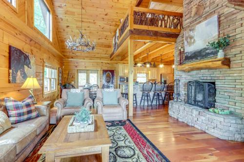 Hot Tub and Mtn Views Bear Ridge Cabin in Georgia