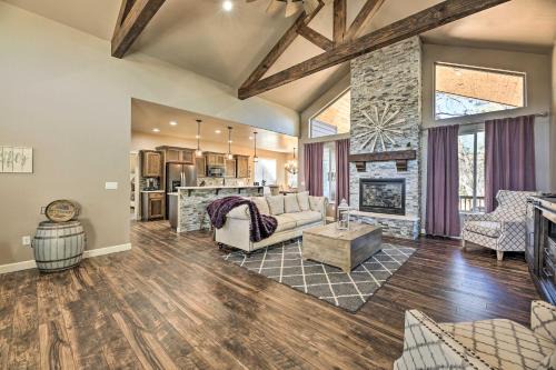 Hot Tub and Ponderosa Views! Luxe Cabin in Lakeside