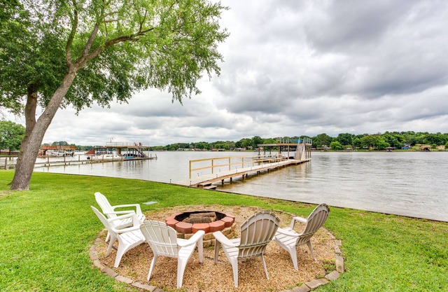 Hot Tub & Dock: Lakefront Mabank Home