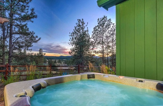 Hot Tub, Fire Pit, Peaceful Mountain Getaway!