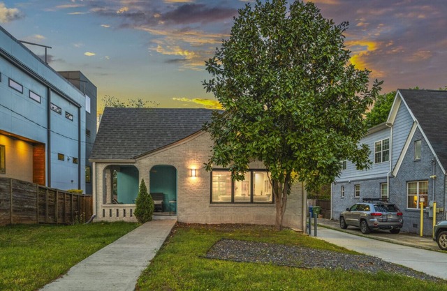 Hot Tub|King Beds|Walkable|Bubbles & Brew Bungalow