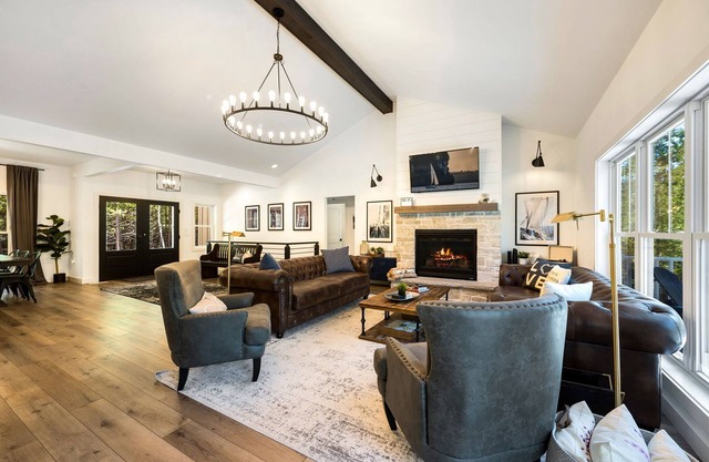 HOT TUB - Luxury Retreat - The Ephraim House!