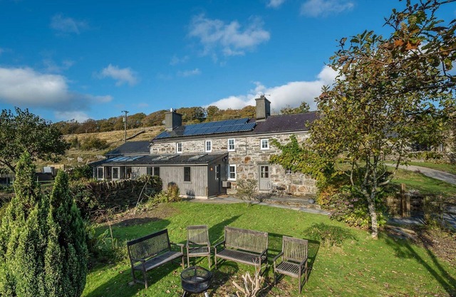 Hot tub, mountain views and a steam train running through the garden | Rhiwgoch