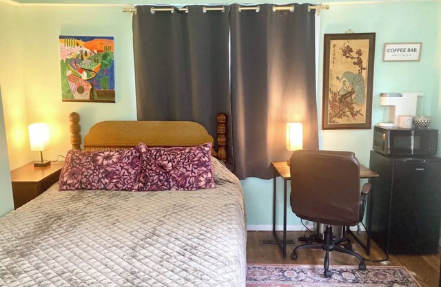 Estudio con jacuzzi, un dormitorio y un baño, entrada privada