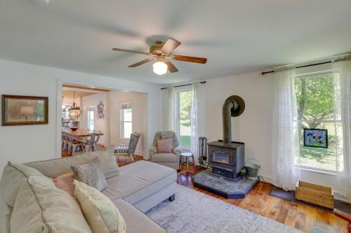 Hot Tub Soaks and Fireside Nights! Marshall Cottage