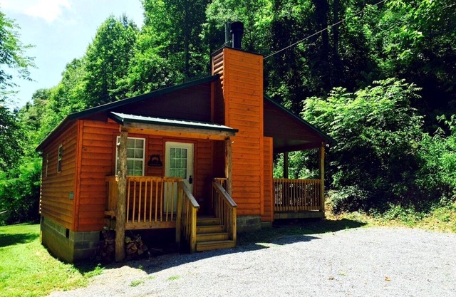 Bear's Den - Semi aislada, bañera de hidromasaje, chimenea de leña, acogedora, ROMÁNTICA
