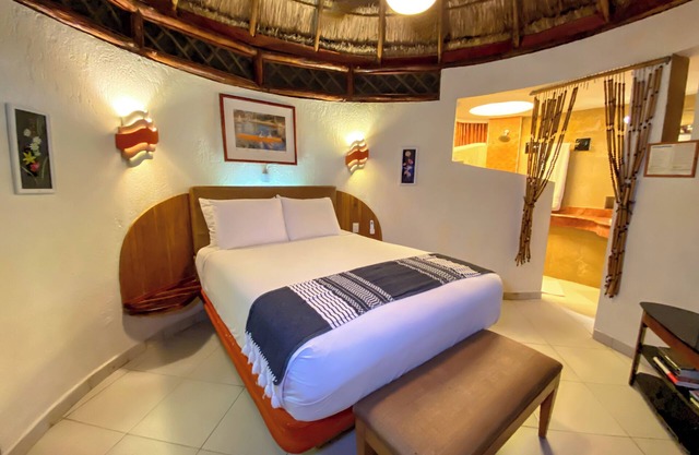 COCOS CABANAS, QUEEN CABANA (M), a 4 millas de Playa del Carmen, a 1 milla del mar